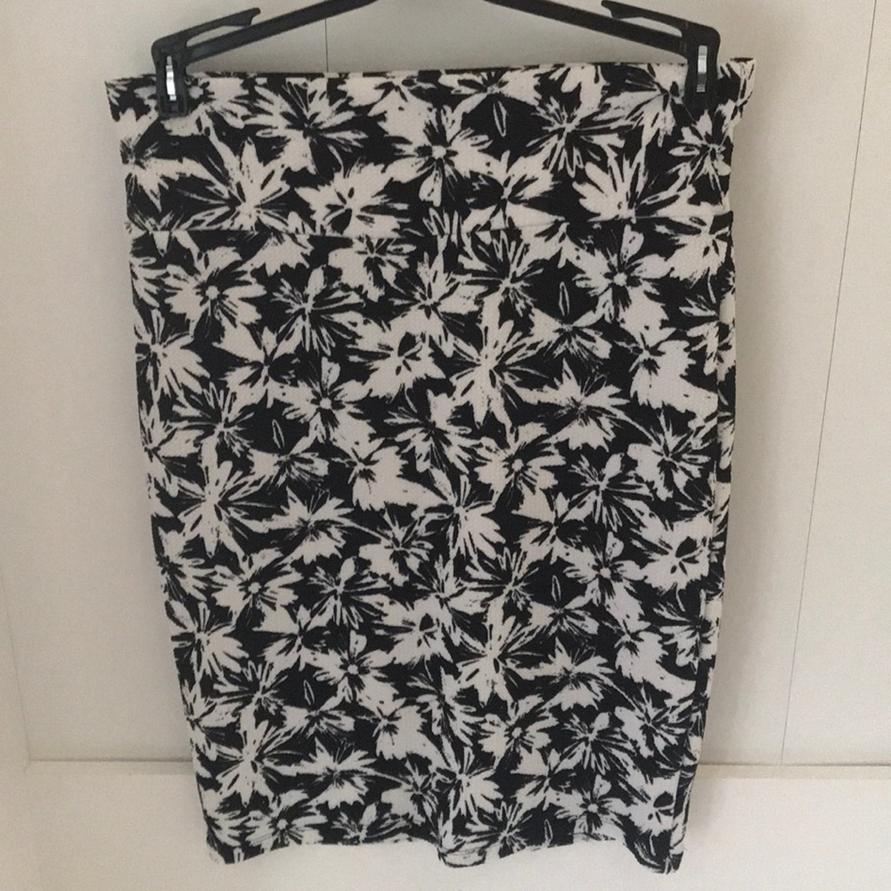 True black and white medium Lularoe Cassie!